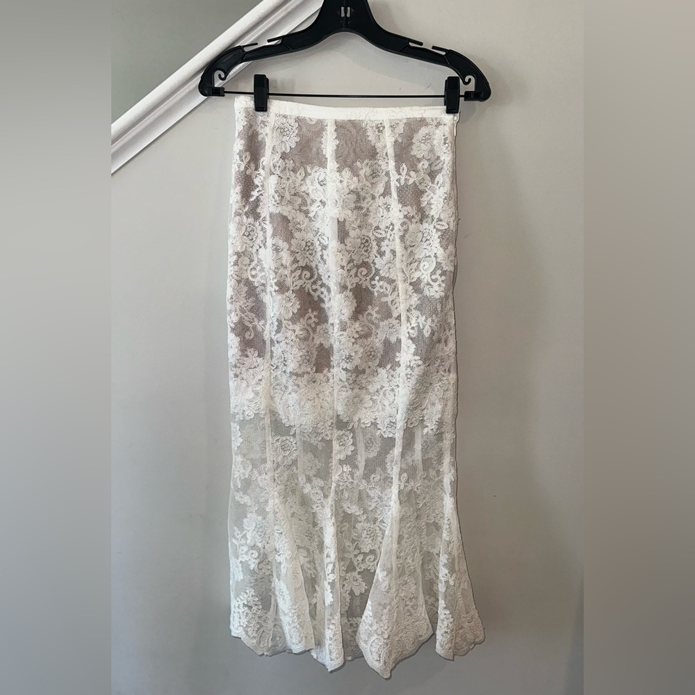V. Chapman Vinetta Set in White Chantilly Lace - Size 4 - Picture 3 of 13
